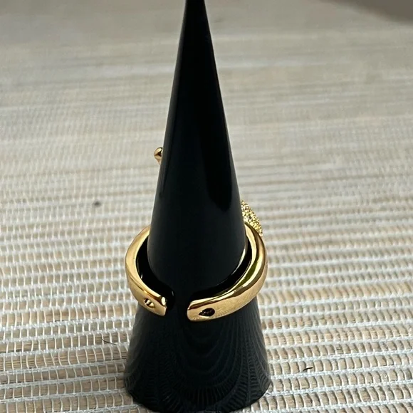 Adjustable pavé covered gold snail ring - Picture 4 of 5